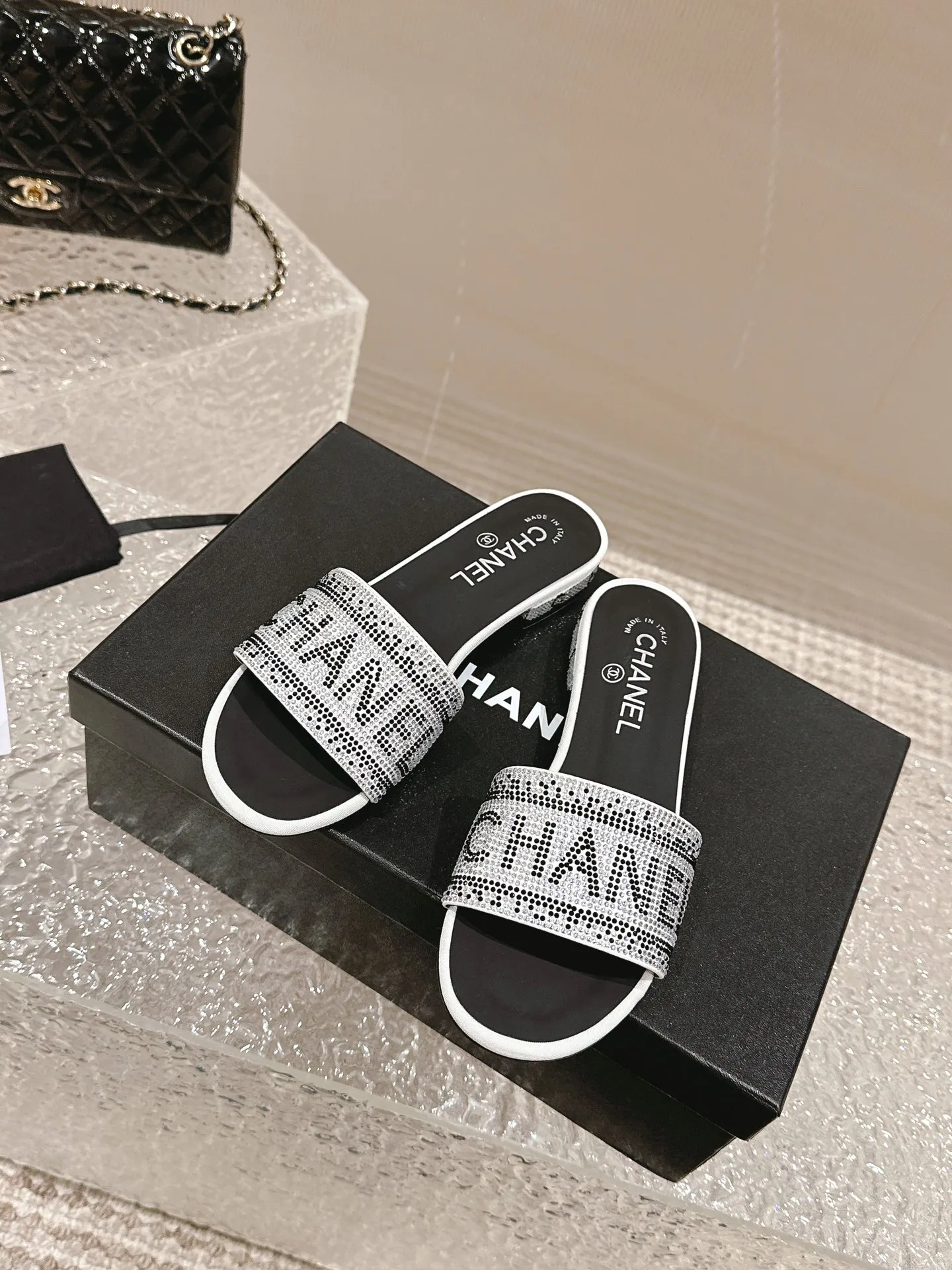 👟👟Ex-factory price 440👟👟 Xiaoxiang Chanel rhinestone slippers with large black rhinestone letters, these really blingbling slippers are full of diamonds. They are both classic and artistic, and can be styled according to your daily style. The characteristic is that the hot diamonds are particularly shiny. They are made with heavy craftsmanship and are not easy to fall off. They have the sexy temperament of celebrities and are versatile. Color: black white 35-41
